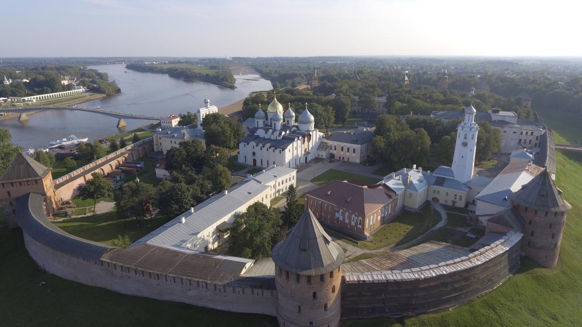 Новгородский кремль с высоты птичьего полёта: стены, башни, Софийский собор и река Волхов